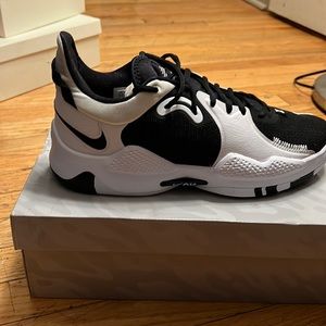 NIKE PG 5 TB BLACK AND WHITE